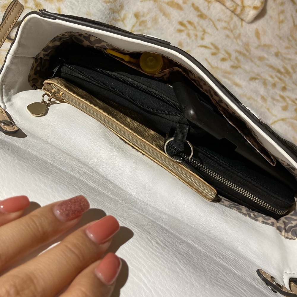 Guess Purse - Picture 13 of 14